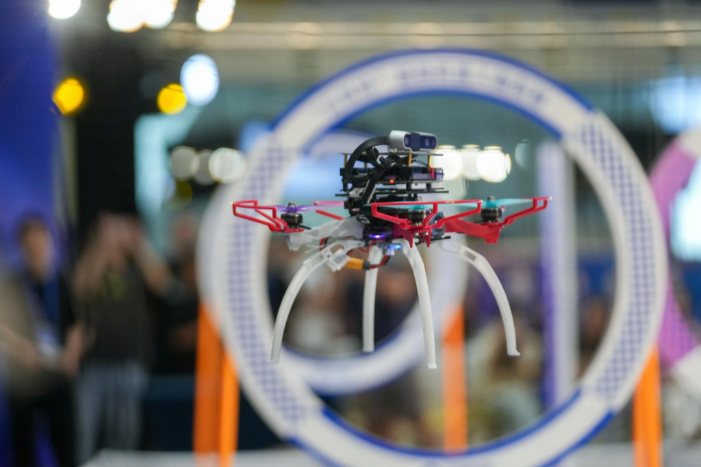 無人機(jī)繞柱、無人車爬坡！華南理工上演機(jī)器人“巔峰對(duì)決”